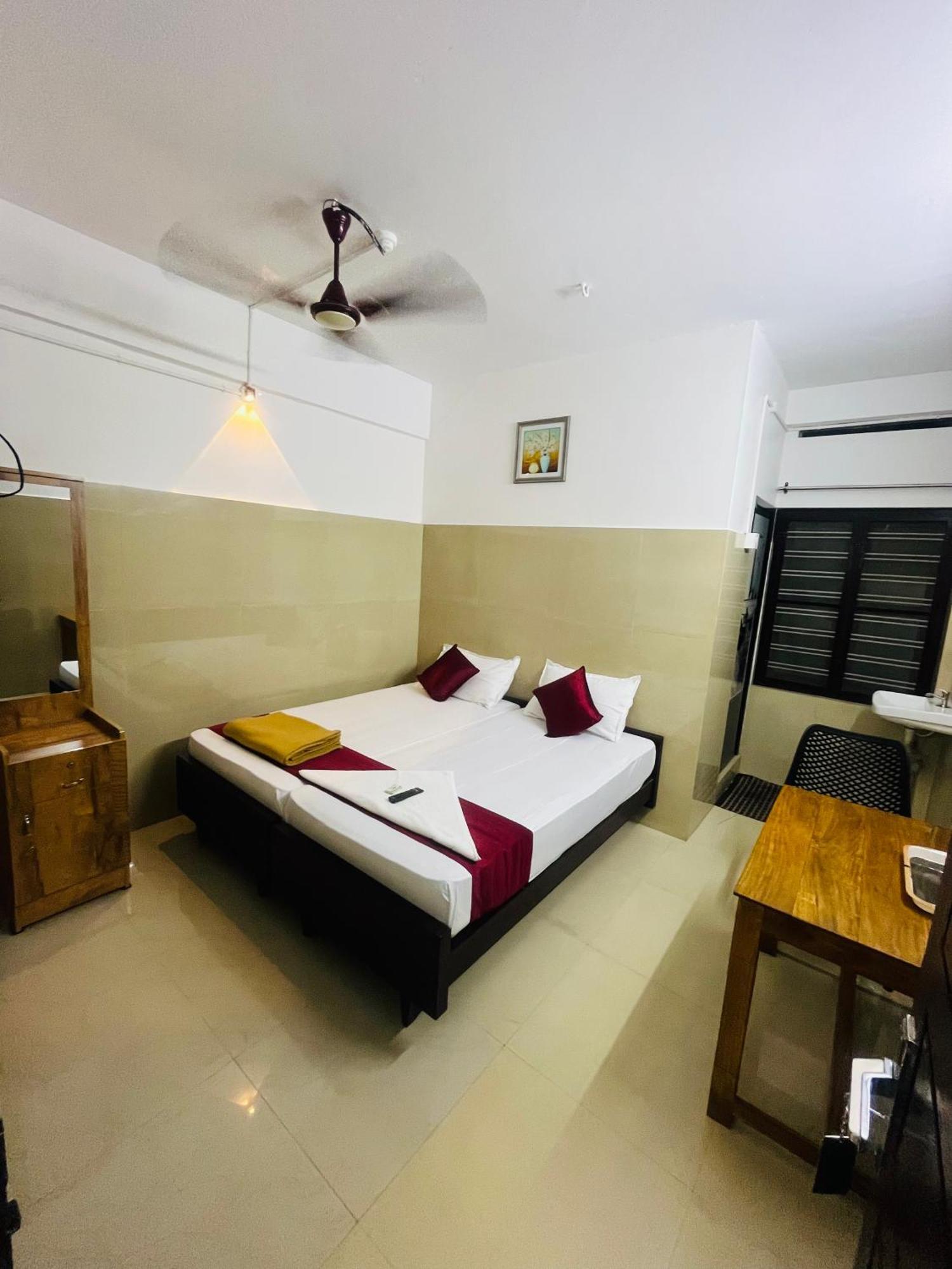 Priya Lodge Kozhikode Esterno foto